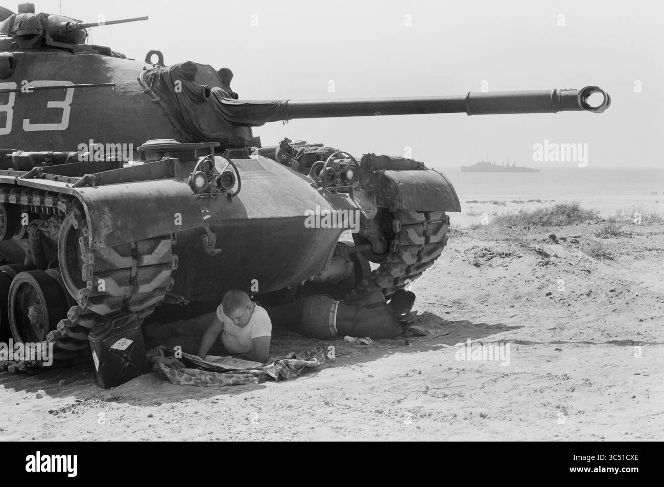 29 octobre 2019, Beyrouth, Liban : un soldat américain lit le journal tandis qu'un autre soldat repose à l'ombre sous un char de marine américain à Beyrouth, Liban, photographie de Thomas J. O'Halloran, juillet 1958 (crédit image : © JT Vintage/Glasshouse via ZUMA Wire) Banque D'Images
