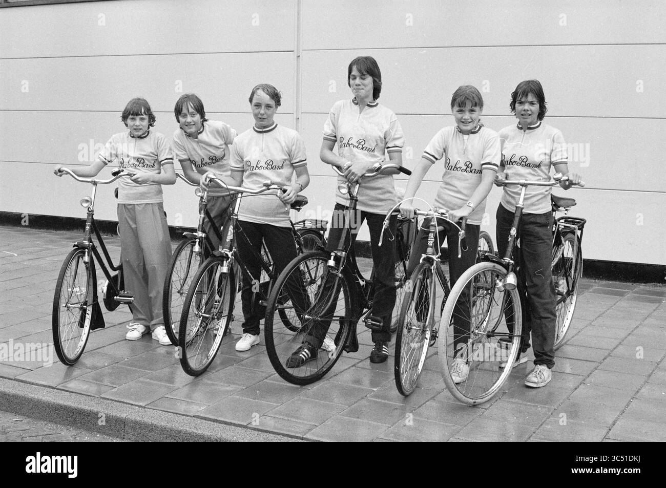 Équipes Mosquito Round, cyclisme, 24-07-1981 Whizgle News, Dutch Desk, pays-Bas, 1950-2000 Un groupe de six jeunes femmes se tient fièrement debout avec leurs vélos, toutes portant des t-shirts assortis qui arborent le nom de marque « Pedal Power ». Ils posent ensemble dans un cadre urbain élégant, dégageant un sentiment de camaraderie et d'enthousiasme pour le cyclisme. Banque D'Images