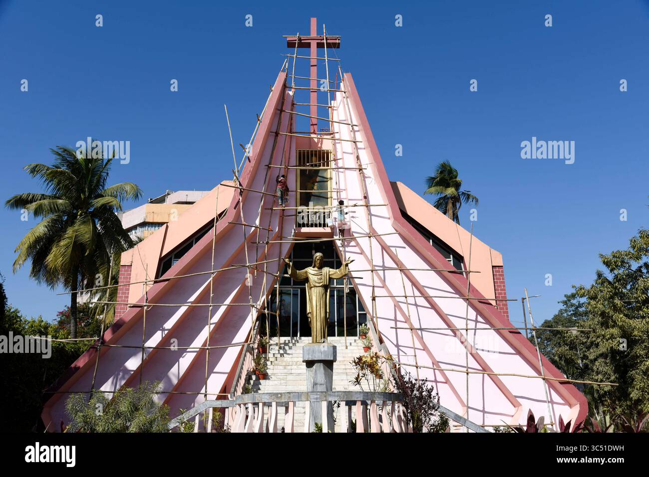 8 décembre 2019, Guwahati, Inde : des ouvriers peignent sur une église avant Noël, à Guwahati. (Crédit image : © David Talukdar/ZUMA Wire) Banque D'Images