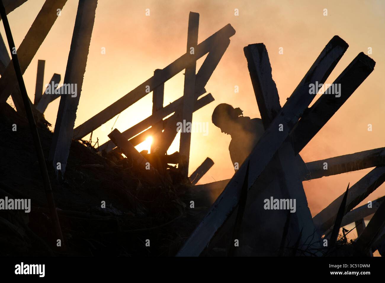 8 décembre 2019, Guwahati, Inde : une femme à la recherche de matériaux recyclables sur les rives de la rivière Brahmapoutre. (Crédit image : © David Talukdar/ZUMA Wire) Banque D'Images
