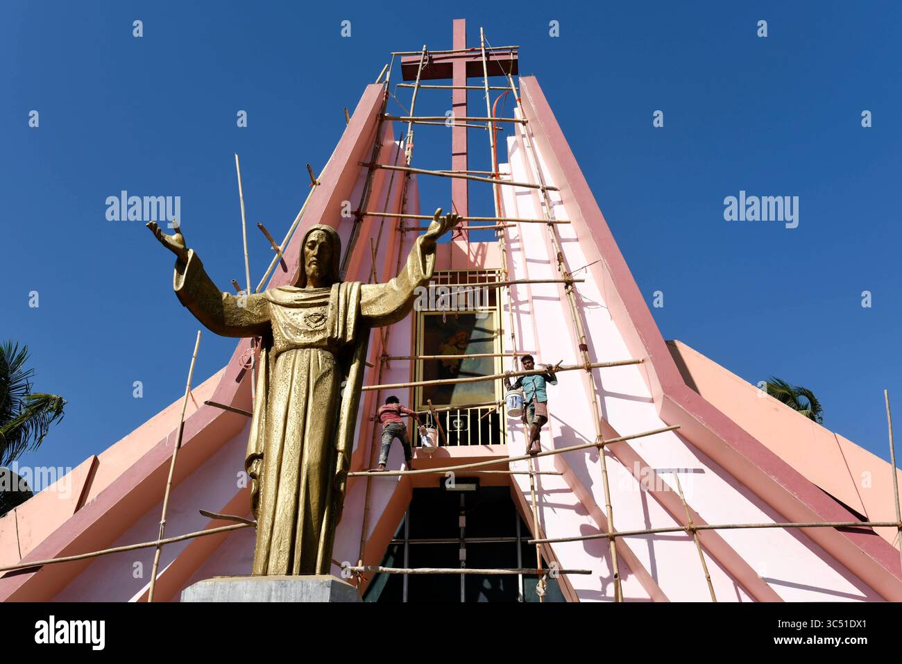 8 décembre 2019, Guwahati, Inde : des ouvriers peignent sur une église avant Noël, à Guwahati. (Crédit image : © David Talukdar/ZUMA Wire) Banque D'Images