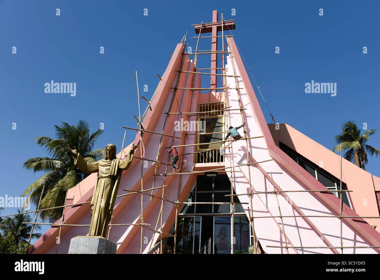 8 décembre 2019, Guwahati, Inde : des ouvriers peignent sur une église avant Noël, à Guwahati. (Crédit image : © David Talukdar/ZUMA Wire) Banque D'Images