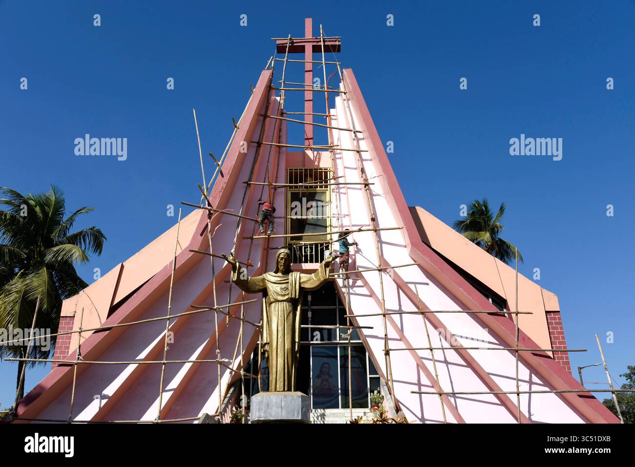 8 décembre 2019, Guwahati, Inde : des ouvriers peignent sur une église avant Noël, à Guwahati. (Crédit image : © David Talukdar/ZUMA Wire) Banque D'Images