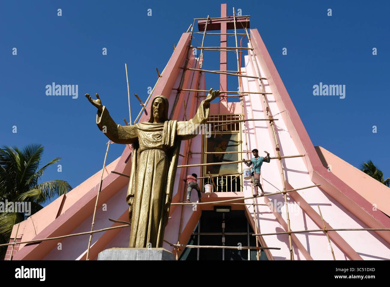 8 décembre 2019, Guwahati, Inde : des ouvriers peignent sur une église avant Noël, à Guwahati. (Crédit image : © David Talukdar/ZUMA Wire) Banque D'Images