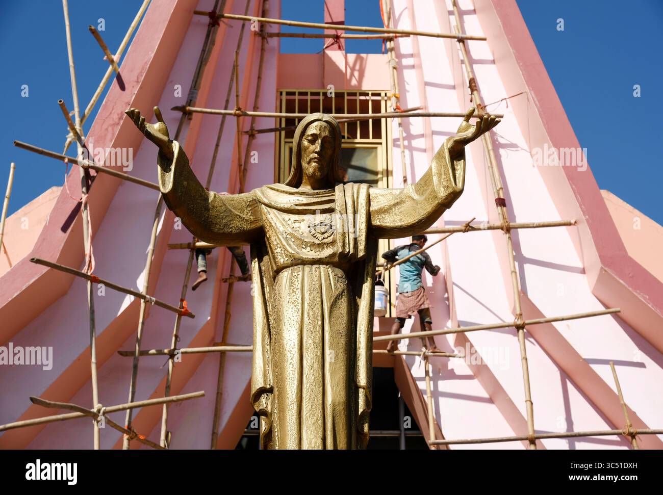 8 décembre 2019, Guwahati, Inde : des ouvriers peignent sur une église avant Noël, à Guwahati. (Crédit image : © David Talukdar/ZUMA Wire) Banque D'Images