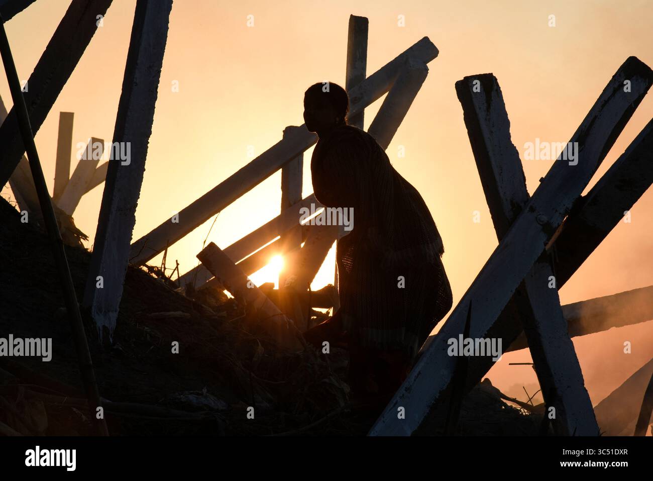 8 décembre 2019, Guwahati, Inde : une femme à la recherche de matériaux recyclables sur les rives de la rivière Brahmapoutre. (Crédit image : © David Talukdar/ZUMA Wire) Banque D'Images