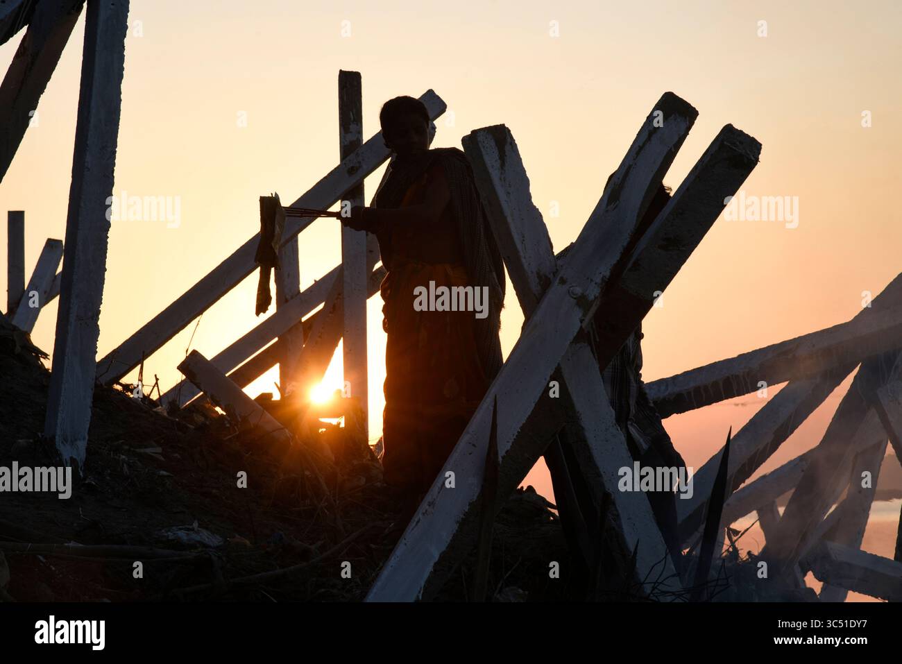 8 décembre 2019, Guwahati, Inde : une femme à la recherche de matériaux recyclables sur les rives de la rivière Brahmapoutre. (Crédit image : © David Talukdar/ZUMA Wire) Banque D'Images