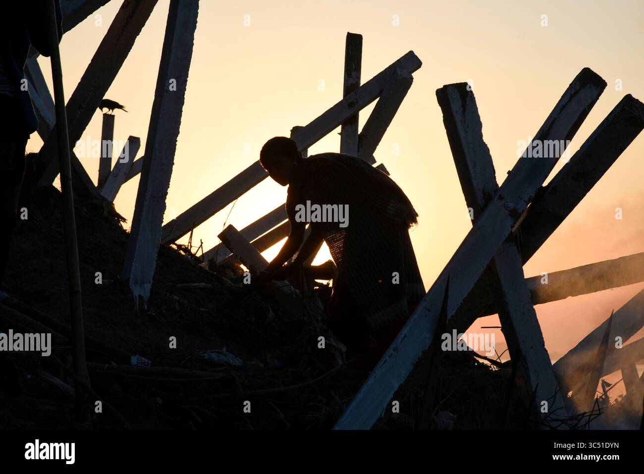 8 décembre 2019, Guwahati, Inde : une femme à la recherche de matériaux recyclables sur les rives de la rivière Brahmapoutre. (Crédit image : © David Talukdar/ZUMA Wire) Banque D'Images