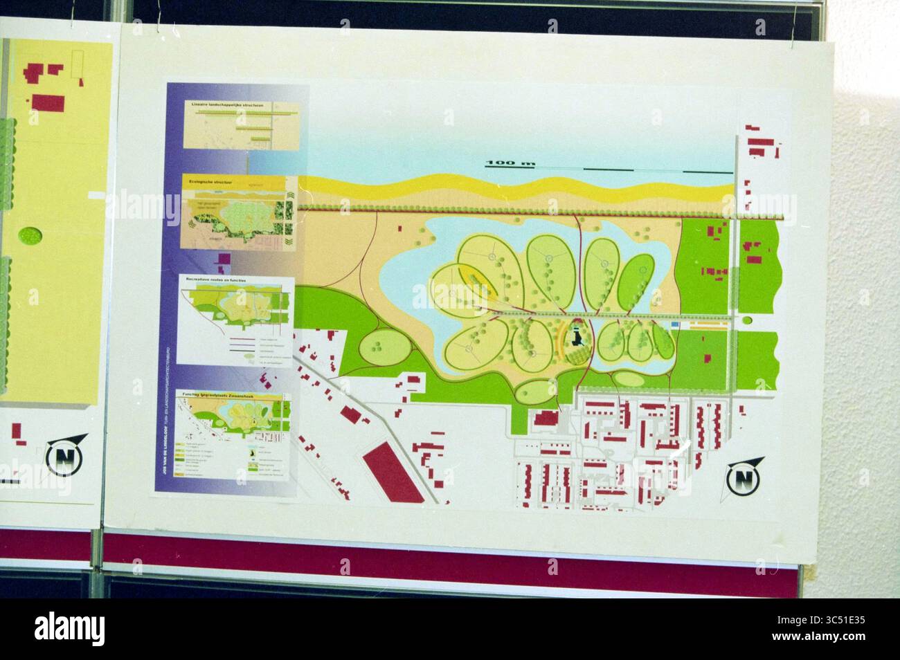Croquis du cimetière de Zwaanshoek, Hoofddorp, Zwaanshoek, 30-11-1999 Whizgle News, Dutch Desk, pays-Bas, 1950-2000 Un plan détaillé d'un parc avec des sentiers sinueux, un lac central et des espaces verts environnants, ainsi que des représentations schématiques de diverses sections et commodités. Banque D'Images