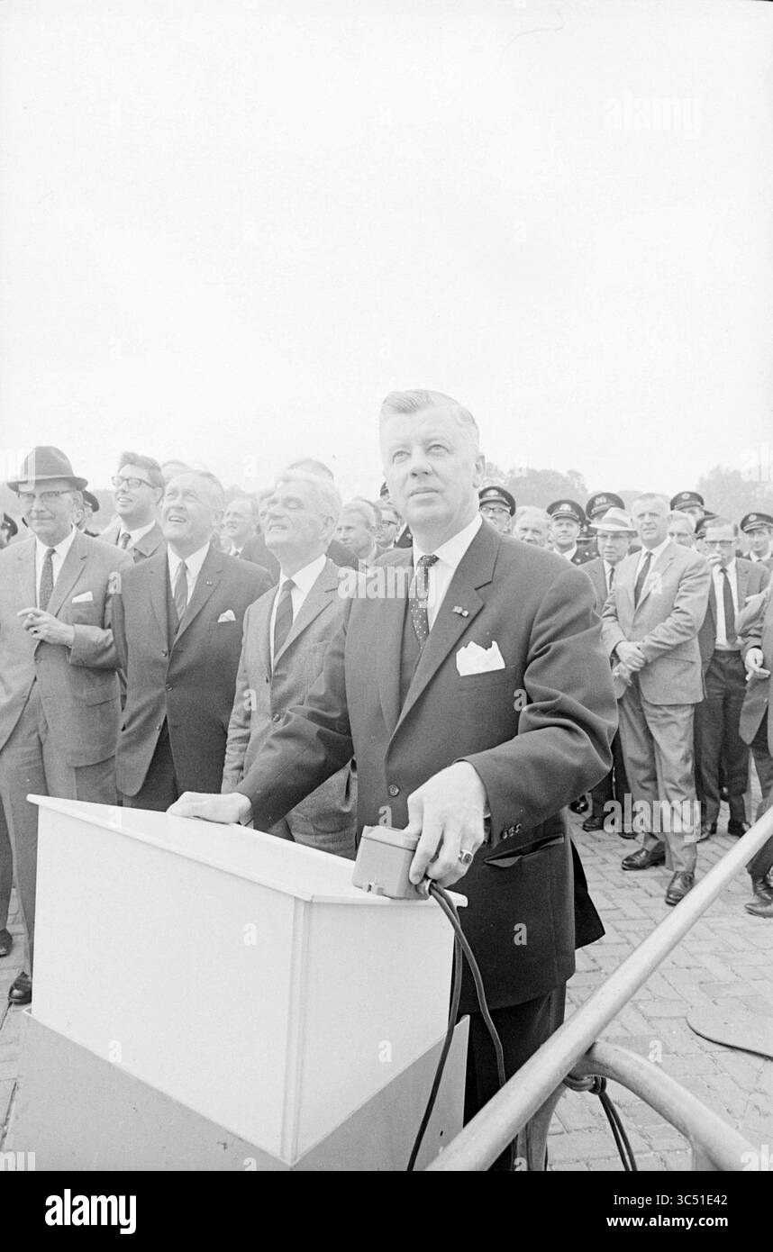 Ouverture de la tour de pompiers, incendies, pompiers, 02-07-1965 Whizgle News, Dutch Desk, pays-Bas, 1950-2000 Un groupe d'hommes bien habillés se tient dans une foule, avec un homme sur un podium parlant avec confiance. Autour de lui se trouvent divers participants, beaucoup souriants et engagés, indiquant une atmosphère d'excitation ou de célébration. Banque D'Images