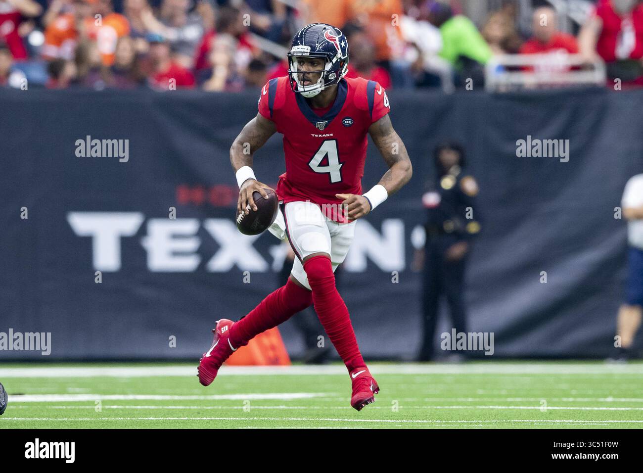 8 décembre 2019, Houston, Texas, États-Unis : 08 décembre, 2019 : Quaterback Deshaun Watson (4) des Texans de Houston lors du quatrième quart-temps contre les Broncos de Denver au NRG Stadium de Houston, Texas. Maria Lysaker / ZUMA Press. (Crédit image : © Maria Lysaker/ZUMA Wire) Banque D'Images