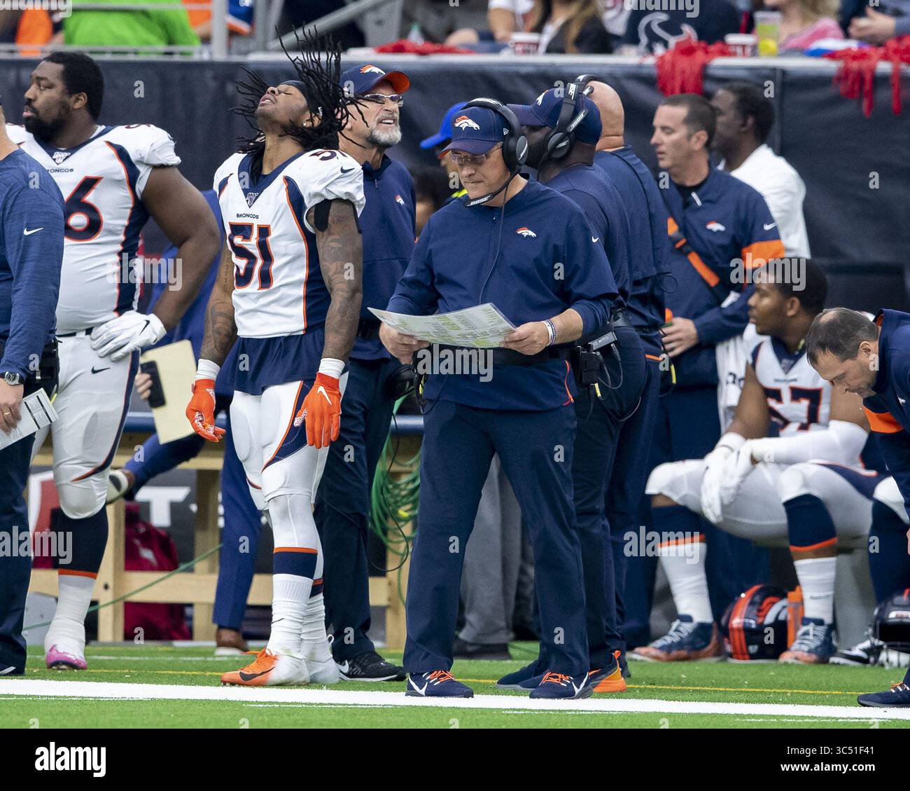 8 décembre 2019, Houston, Texas, États-Unis : 08 décembre, 2019 : Vic Fangio, entraîneur-chef des Broncos de Denver, en marge du match contre les Texans de Houston au NRG Stadium de Houston, Texas. Maria Lysaker / ZUMA Press. (Crédit image : © Maria Lysaker/ZUMA Wire) Banque D'Images
