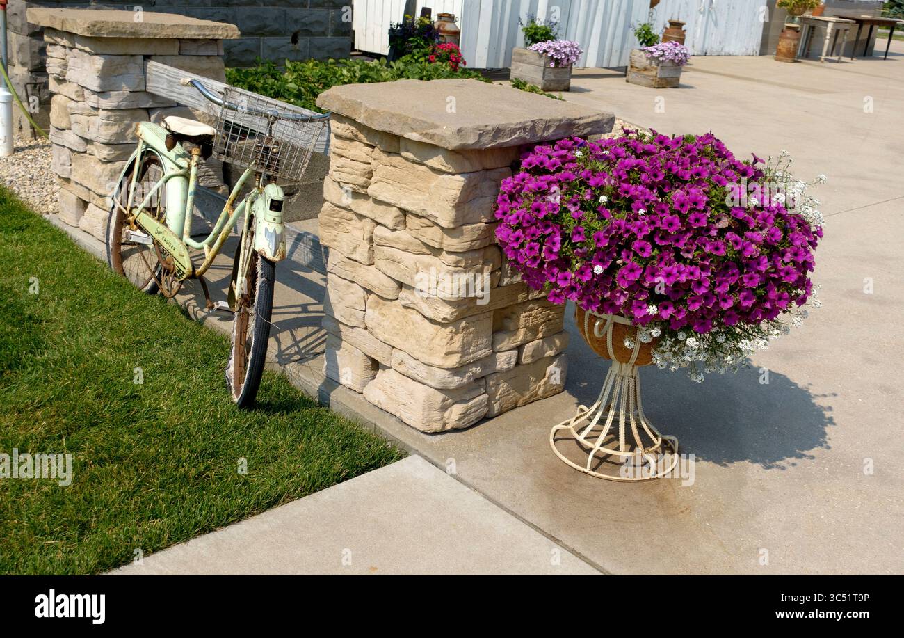 Vélo garé près de l'entrée de la belle ferme Ashley offrant un service complet pour les mariages. Yorkville Illinois il États-Unis Banque D'Images