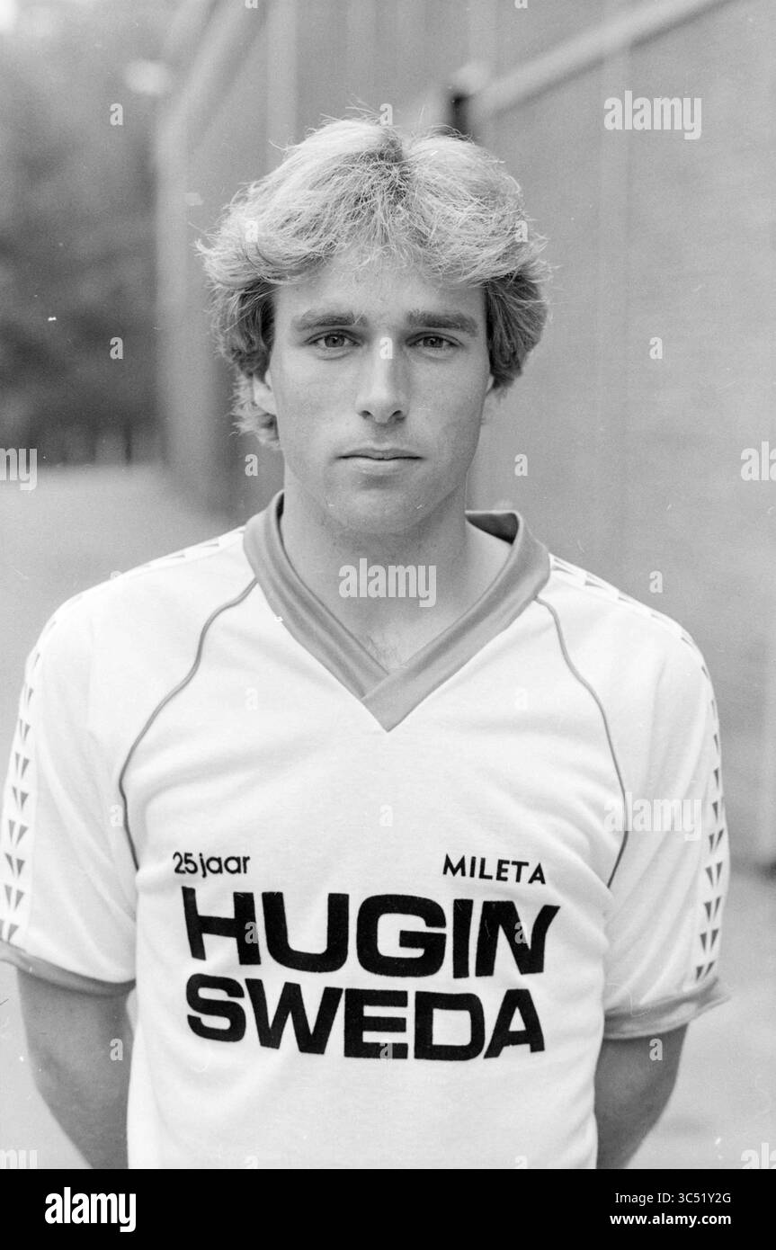 A-selection Telstar, Portraits, Football Telstar, 10-08-1988 Whizgle News, Dutch Desk, pays-Bas, 1950-2000 Un jeune homme aux cheveux volumineux se tient confiant dans un maillot de sport arborant les logos « HUGIN » et « MILETA », suggérant un lien avec un milieu sportif ou de football. Il regarde directement le spectateur sur un fond urbain discret. Banque D'Images