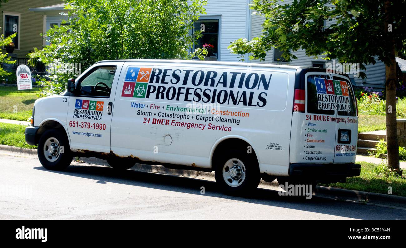 Les professionnels de la restauration font du camion dans le quartier pour restaurer les maisons après des dommages environnementaux comme l'eau, les incendies et les tempêtes. St Paul Minnesota MN États-Unis Banque D'Images