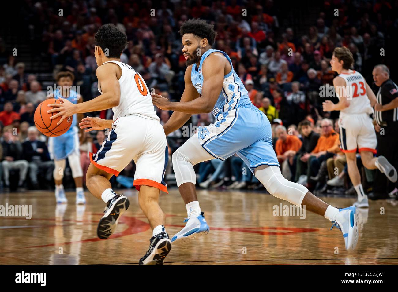 8 décembre 2019 : Jeremiah Francis (13 ans), Garde de Caroline du Nord, lors du match de basket-ball NCAA entre les Tar Heels de l'Université de Caroline du Nord et les cavaliers de l'Université de Virginie au John Paul Jones Arena de Charlottesville, Virginie. Brian McWalters/CSM(image de crédit : &copy ; Brian Mcwalters/CSM via ZUMA Wire) Banque D'Images