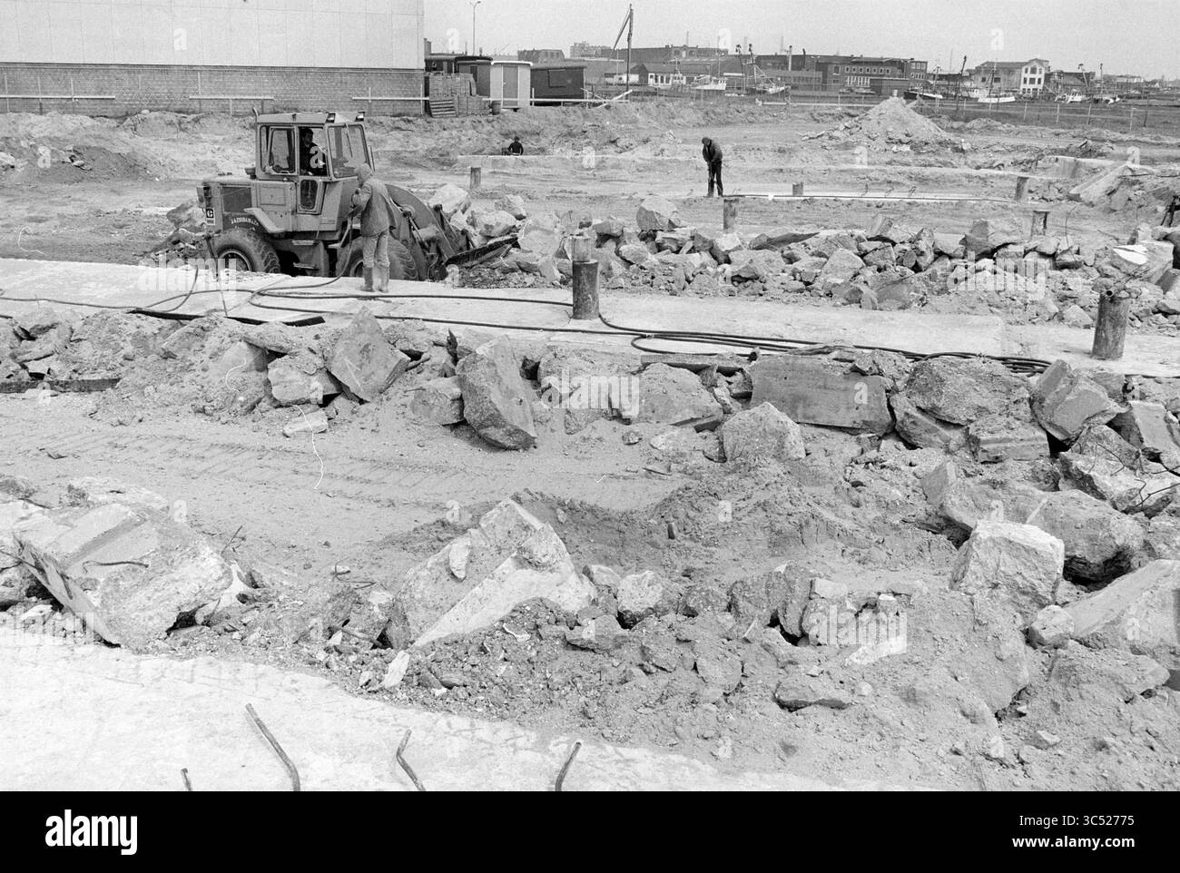 Activités Fa. Kwakkelstein IJmuiden, Work, IJmuiden, pays-Bas, 07-05-1979 Whizgle News, Dutch Desk, pays-Bas, 1950-2000 ouvriers de la construction manœuvrent de la machinerie lourde tout en dégageant un paysage accidenté rempli de grosses roches et de débris. Les fondations et les structures commencent à prendre forme dans une zone en développement, indiquant l'avancement d'un projet de construction. Banque D'Images