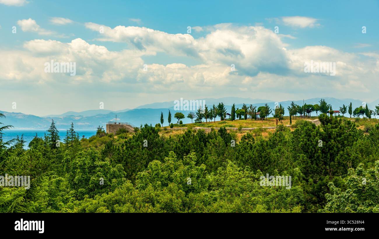 Vue panoramique sur la colline sur le lac Ohrid et les montagnes en Macédoine du Nord Banque D'Images