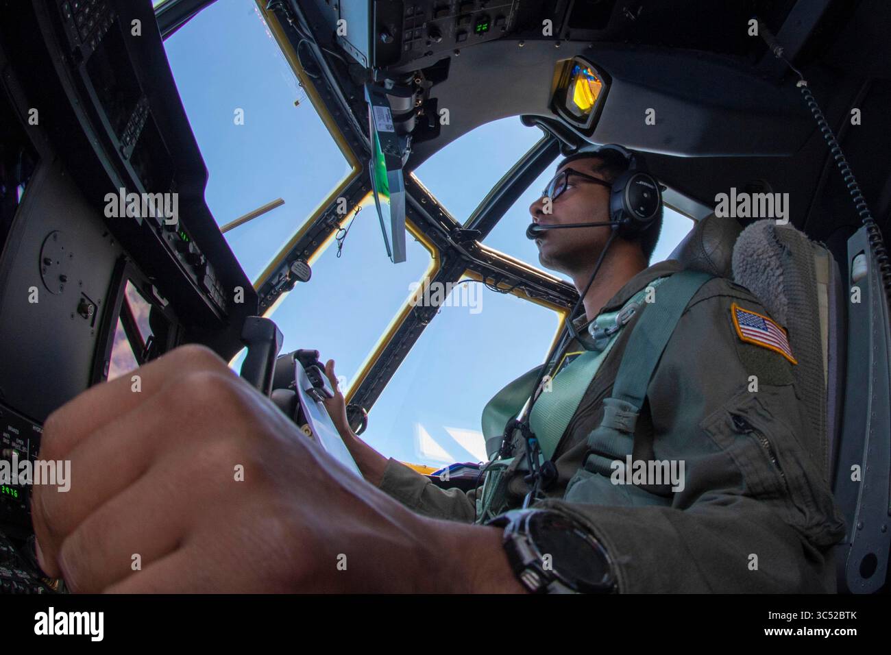 5 décembre 2019 - Andersen Air Force base, Guam - 1st. Le Lt. Gautam Venkataraman, pilote du 36e escadron de transport aérien et copilote du Santa 01 de la base aérienne de Yokota, au Japon, navigue un C-130J Super Hercules vers la zone de largage lors d'un largage d'entraînement dans le cadre de l'opération Christmas Drop 2019 à la base aérienne d'Andersen, Guam, Dec. 5, 2019. OCD est une mission d'entraînement quadrilatérale conçue pour donner aux équipages de C-130 de l'US Air Force, de la Japanese Air Self-Defense Force, de la Royal Australian Air Force et de la Royal New Zealand Air Force une chance de larguer des fournitures sur des zones de largage non surveillées dans tout le Pacifique. (Crédit IM Banque D'Images