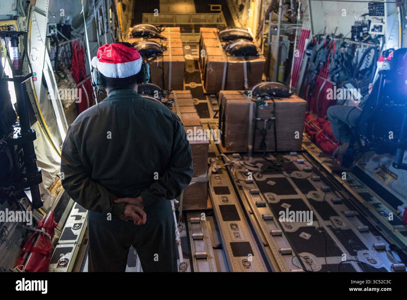 8 décembre 2019 - Guam - le sergent technique Mario Montoya, maître de chargement du 36e escadron de transport aérien de la base aérienne de Yokota, au Japon, se prépare à libérer un paquet à faible coût et à basse altitude dans le cadre de l'opération Christmas Drop 2019 à la base aérienne d'Andersen, Guam, Dec. 8, 2019. OCD est une mission d'entraînement quadrilatérale conçue pour donner aux équipages de C-130 de l'US Air Force, de la Japanese Air Self-Defense Force, de la Royal Australian Air Force et de la Royal New Zealand Air Force une chance de larguer des fournitures sur des zones de largage non surveillées dans tout le Pacifique. (Crédit image : © U.S. Air Force/ZUMA Wire/ZUMAPRESS.com) Banque D'Images