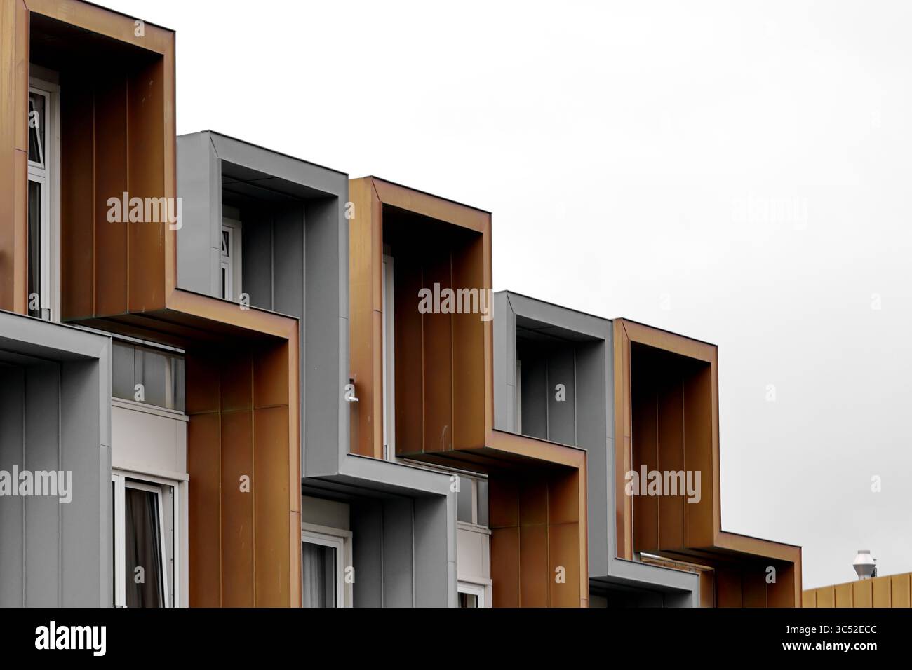 Le détail architectural du Bridge Ezelsbrug à Amsterdam montre des balcons en cuivre contre le ciel pâle, soulignant le design moderne et le rythme géométrique. Banque D'Images