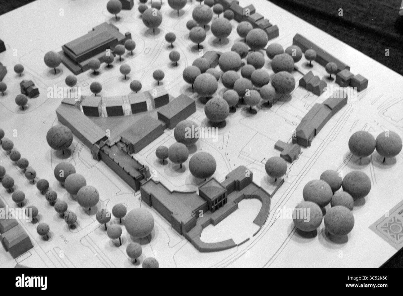 Agrandissement du modèle de l'édifice du gouvernement provincial, Model, Prov. États-Unis, Prov Gestion de l'eau, provincial House, Haarlem, Nederland, 10-03-1987 Whizgle News, Dutch Desk, pays-Bas, 1950-2000 Un modèle architectural détaillé présente un aménagement paysager, avec divers bâtiments entourés de grappes d'arbres sphériques, de sentiers et d'espaces ouverts. Le design met l'accent sur un mélange harmonieux de structures urbaines et de verdure. Banque D'Images