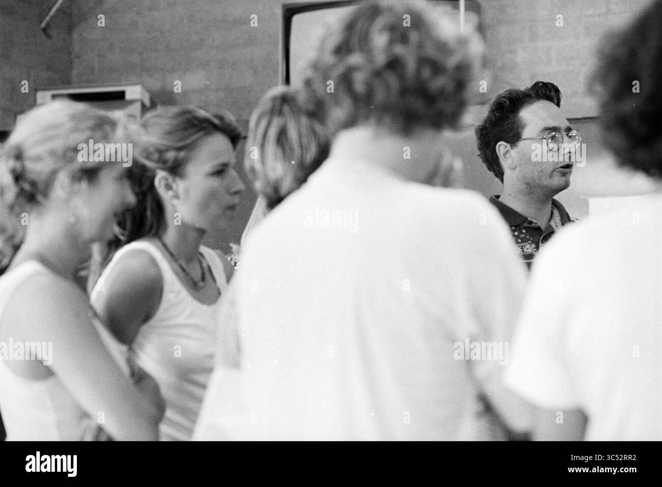 Répétition Cendrillon, 02-06-1995 Whizgle News, Dutch Desk, pays-Bas, 1950-2000 Un groupe de personnes écoute attentivement un orateur, engagé dans la conversation. La scène capture un moment d’interaction, mettant en évidence les expressions de curiosité et d’intérêt parmi le public. Banque D'Images