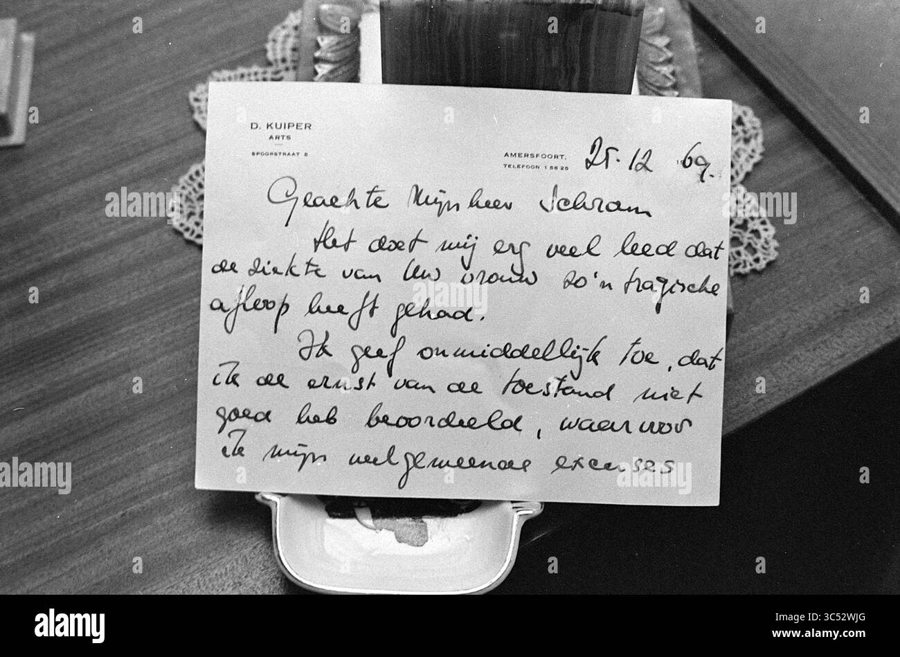 Mr. Schram, Amersfoort, personnes, 27-12-1969 Whizgle News, Dutch Desk, pays-Bas, 1950-2000 Une lettre manuscrite datée du 25 décembre 1969, adressée à « Mijnheer Jernan ». La note exprime des pensées et des réflexions, transmettant des sentiments personnels et une touche de formalité. Le papier a un filigrane élégant, et la peinture est caractérisée par une écriture cursive fluide. Banque D'Images