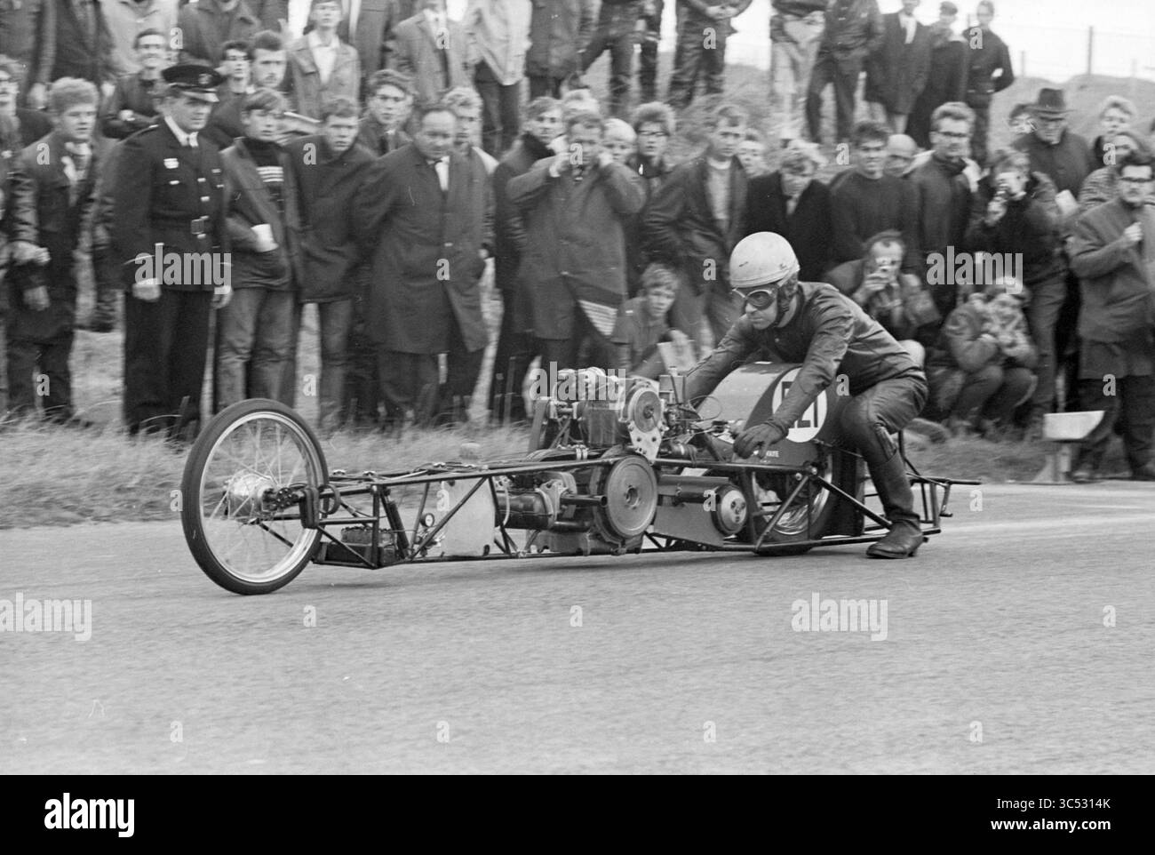 Course de motos Sprint Zandvoort, motos, course de motos, 30-09-1967 Whizgle News, Dutch Desk, pays-Bas, 1950-2000 Une foule se rassemble pour regarder un coureur sur un véhicule unique et épuré conçu pour la vitesse, tandis que le pilote se penche en avant dans un casque et un équipement de course, mettant en valeur l'excitation d'une compétition de course. Banque D'Images