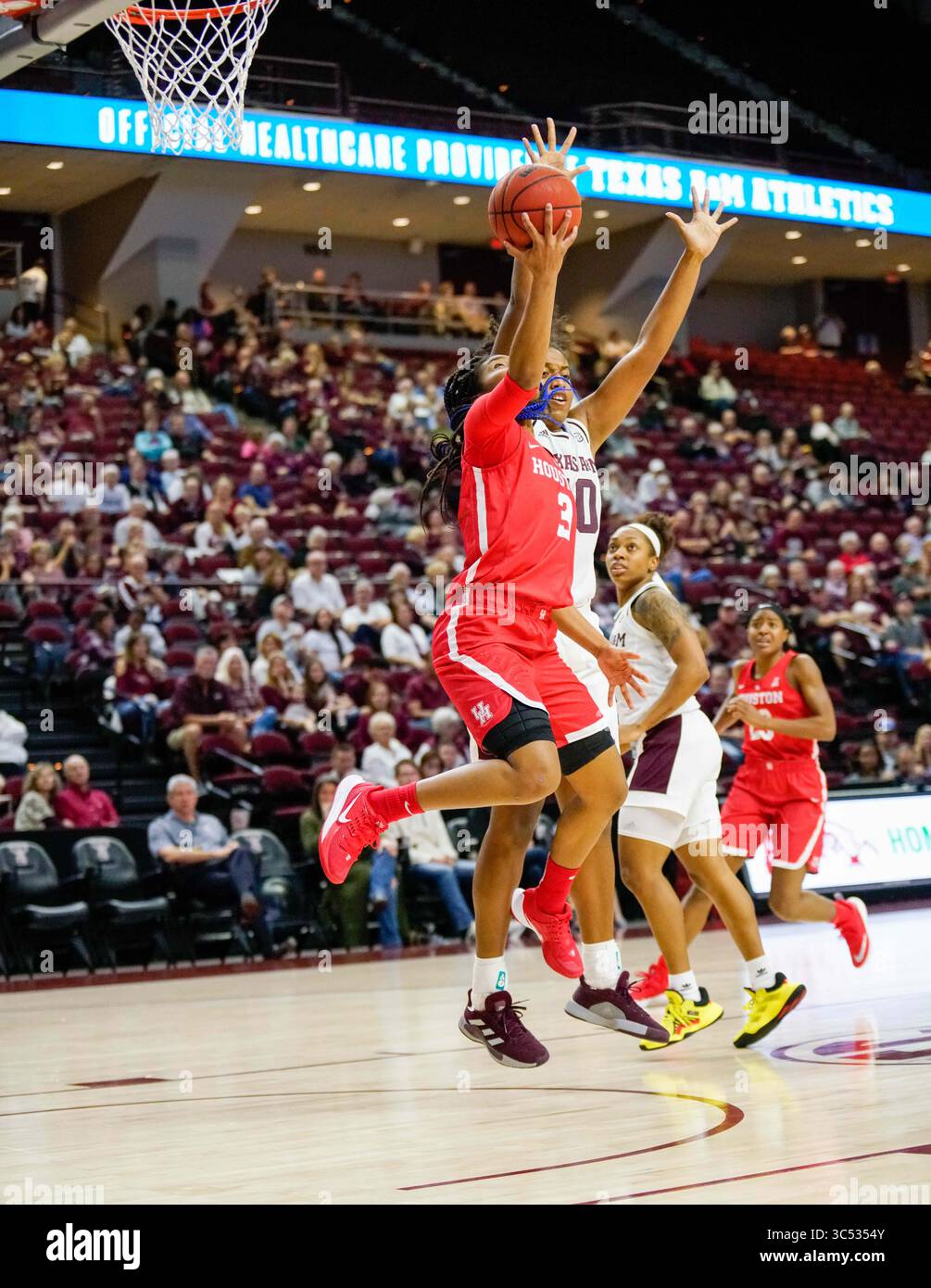 15 décembre 2019, College Station, Texas, États-Unis : 15 décembre 2019 - College Station, TX. ,U. S.- LA BRANCHE DORIAN DE Houston (3) tente une mise à plat inversée sur un défenseur A&M du Texas en deuxième mi-temps à Reed Arena à College Station, Texas. (Crédit image : © Jerome Hicks/ZUMA Wire) Banque D'Images