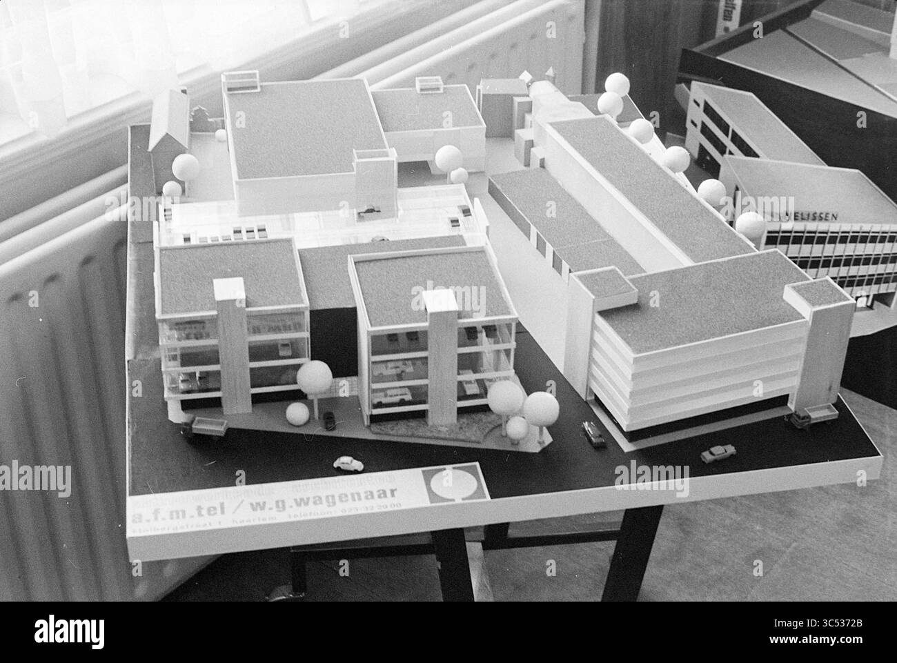 Showroom de voiture modèle., modèle, 10-03-1971 Whizgle News, Dutch Desk, pays-Bas, 1950-2000 Un modèle architectural détaillé mettant en valeur un complexe de construction moderne, avec des lignes épurées, des toits plats et des espaces paysagers avec des arbres. La conception comprend diverses structures, disposées de manière réfléchie sur une table, mettant l'accent sur des éléments de design contemporain. Banque D'Images