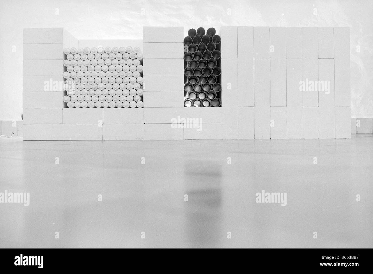 Hall de viande, objet blanc de P. Bolman, 23-03-1992 Whizgle News, Dutch Desk, pays-Bas, 1950-2000 un arrangement abstrait de formes cylindriques et rectangulaires crée un contraste visuel intrigant. Les objets empilés présentent une variété de textures et de formes, attirant l'attention sur leur composition structurée sur un fond minimaliste. Banque D'Images