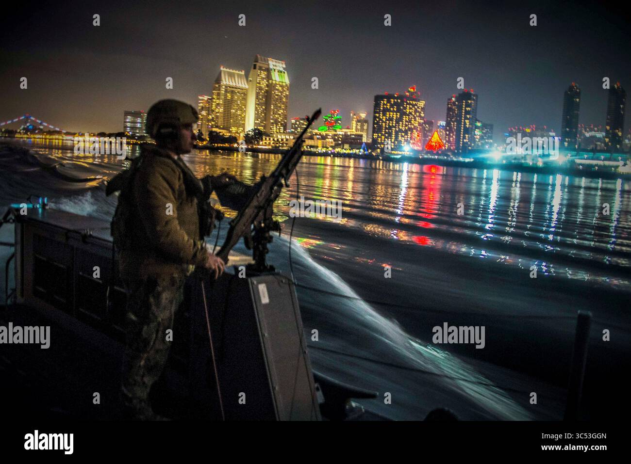 11 décembre 2019 - San Diego, Californie, États-Unis - Boatswains Mate 2nd Class Vincent Dahl, de Newport, Tennessee et affecté au Coastal Riverine Squadron (CRS) 3, utilise la mitrailleuse M240 à bord d'un patrouilleur Mark VI alors qu'il traverse la baie de San Diego. La Coastal Riverine Force est une capacité de base de la Marine qui assure la sécurité des ports et des ports, la sécurité des actifs de grande valeur et la sécurité maritime dans les voies navigables côtières et intérieures. (Crédit image : © U.S. Navy/ZUMA Wire/ZUMAPRESS.com) Banque D'Images
