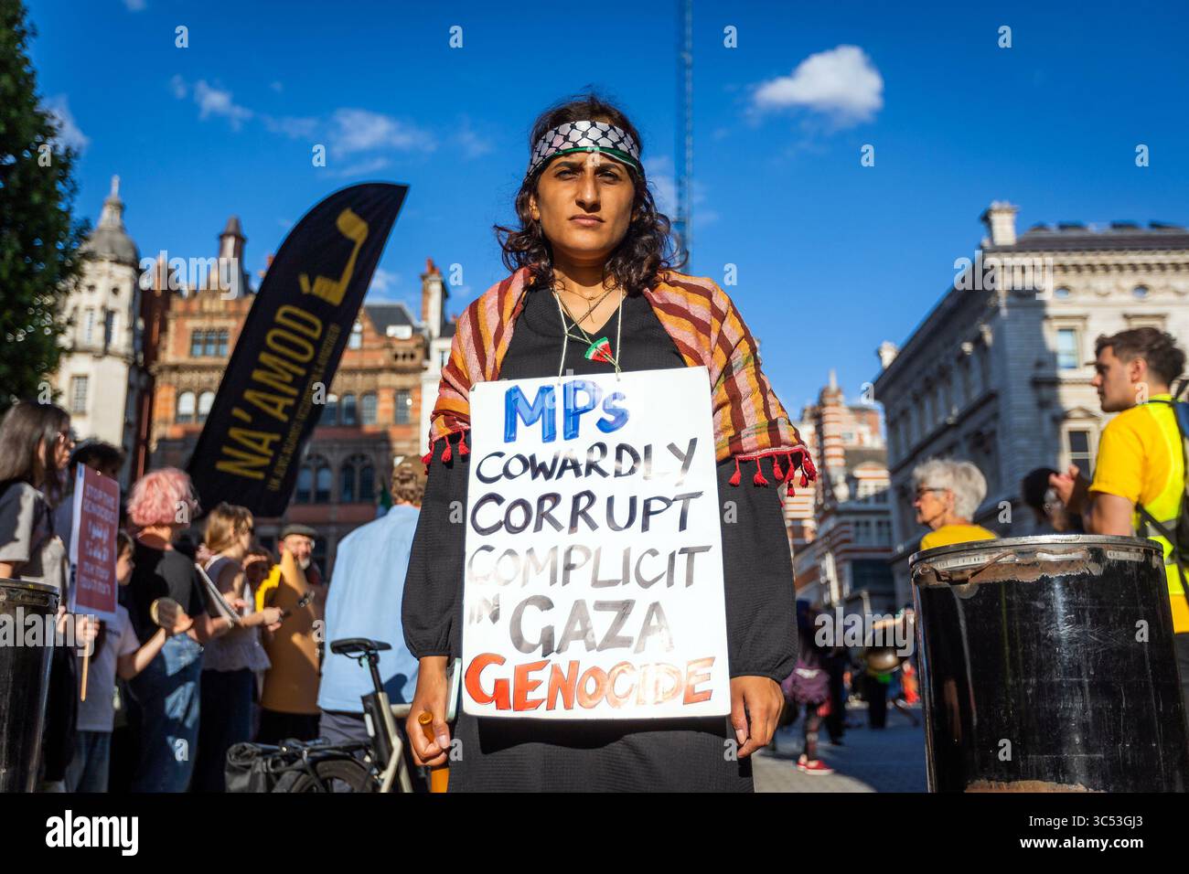 Londres, Royaume-Uni. 28 juillet 2025. Des activistes juifs de Naamod et de Mi-Neged manifestent devant le ministère des Affaires étrangères du Royaume-Uni pour exiger des sanctions contre Israël. La manifestation, organisée sous la bannière « sanctions Now », appelait à mettre fin à la complicité du Royaume-Uni dans l’assaut militaire israélien contre Gaza. Les manifestants ont tenu des pancartes, scandé et prononcé des discours condamnant l’inaction du gouvernement britannique dans un contexte de génocide et de déplacement forcé des Palestiniens. Banque D'Images