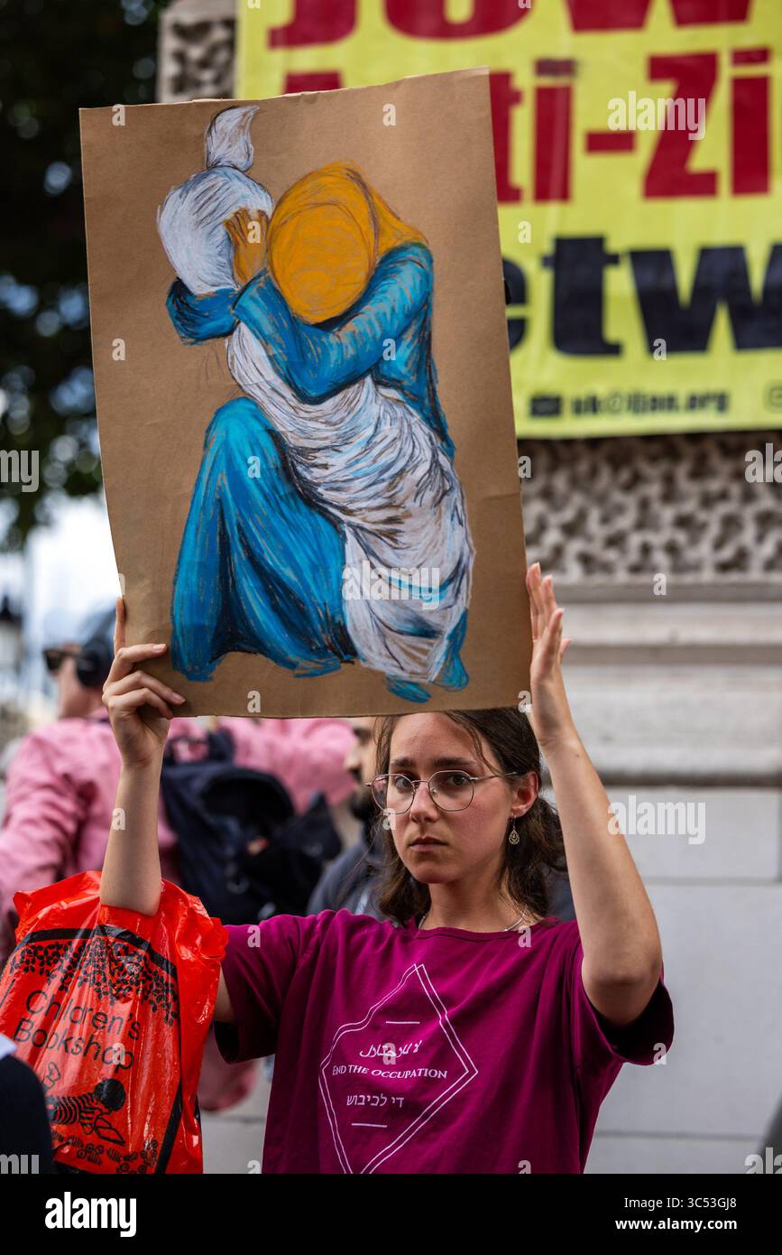 Londres, Royaume-Uni. 28 juillet 2025. Des activistes juifs de Naamod et de Mi-Neged manifestent devant le ministère des Affaires étrangères du Royaume-Uni pour exiger des sanctions contre Israël. La manifestation, organisée sous la bannière « sanctions Now », appelait à mettre fin à la complicité du Royaume-Uni dans l’assaut militaire israélien contre Gaza. Les manifestants ont tenu des pancartes, scandé et prononcé des discours condamnant l’inaction du gouvernement britannique dans un contexte de génocide et de déplacement forcé des Palestiniens. Banque D'Images