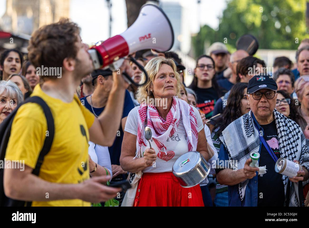 Londres, Royaume-Uni. 28 juillet 2025. Des activistes juifs de Naamod et de Mi-Neged manifestent devant le ministère des Affaires étrangères du Royaume-Uni pour exiger des sanctions contre Israël. La manifestation, organisée sous la bannière « sanctions Now », appelait à mettre fin à la complicité du Royaume-Uni dans l’assaut militaire israélien contre Gaza. Les manifestants ont tenu des pancartes, scandé et prononcé des discours condamnant l’inaction du gouvernement britannique dans un contexte de génocide et de déplacement forcé des Palestiniens. Banque D'Images