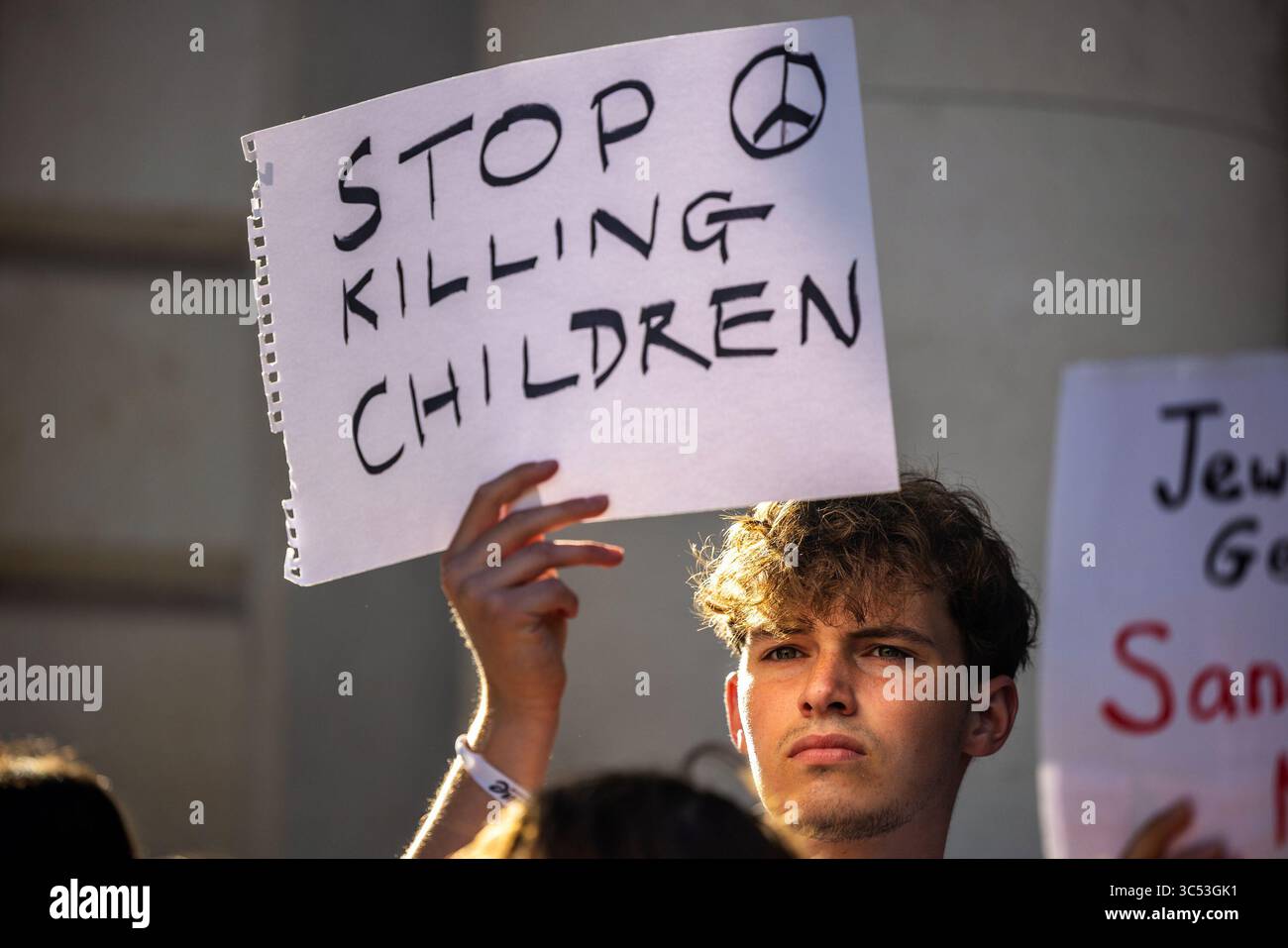 Londres, Royaume-Uni. 28 juillet 2025. Des activistes juifs de Naamod et de Mi-Neged manifestent devant le ministère des Affaires étrangères du Royaume-Uni pour exiger des sanctions contre Israël. La manifestation, organisée sous la bannière « sanctions Now », appelait à mettre fin à la complicité du Royaume-Uni dans l’assaut militaire israélien contre Gaza. Les manifestants ont tenu des pancartes, scandé et prononcé des discours condamnant l’inaction du gouvernement britannique dans un contexte de génocide et de déplacement forcé des Palestiniens. Banque D'Images