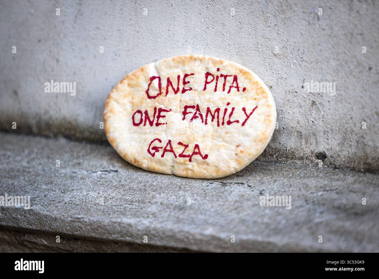 Londres, Royaume-Uni. 28 juillet 2025. Des activistes juifs de Naamod et de Mi-Neged manifestent devant le ministère des Affaires étrangères du Royaume-Uni pour exiger des sanctions contre Israël. La manifestation, organisée sous la bannière « sanctions Now », appelait à mettre fin à la complicité du Royaume-Uni dans l’assaut militaire israélien contre Gaza. Les manifestants ont tenu des pancartes, scandé et prononcé des discours condamnant l’inaction du gouvernement britannique dans un contexte de génocide et de déplacement forcé des Palestiniens. Banque D'Images