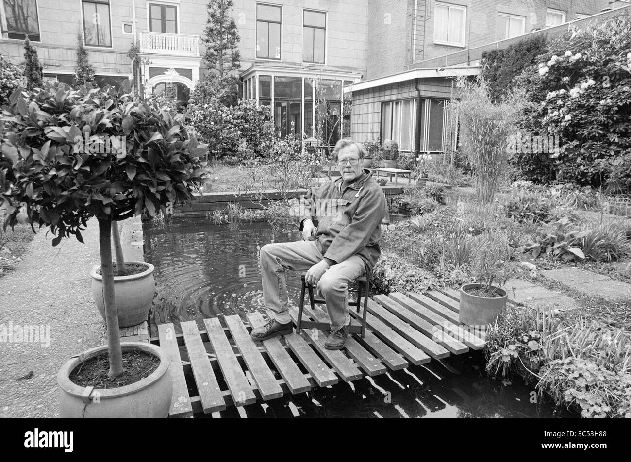 Professeur Bangma in Garden (Garden Pride), 20-04-1992 Whizgle News, Dutch Desk, pays-Bas, 1950-2000 Un homme est assis sur une chaise posée sur un pont en bois au-dessus d'un étang serein, entouré de verdure luxuriante et de fleurs en fleurs dans un jardin tranquille. Banque D'Images