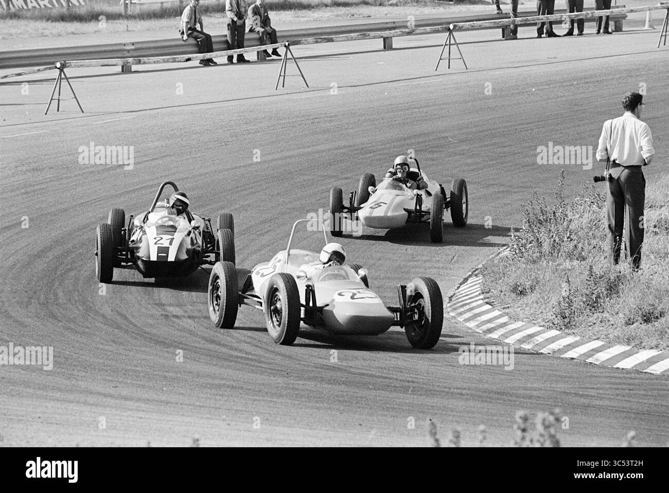 Course de voitures de formule V sur le circuit de Zandvoort, Zandvoort, 01-07-1967 Whizgle News, Dutch Desk, pays-Bas, 1950-2000 trois voitures de course parcourent une piste courbe, mettant en valeur un moment palpitant dans le sport automobile. La voiture de tête, avec le numéro 2 en évidence, est étroitement poursuivie par deux concurrents, dont un marqué 21. Les spectateurs regardent depuis les lignes de touche, ajoutant à l'excitation de la course. Banque D'Images