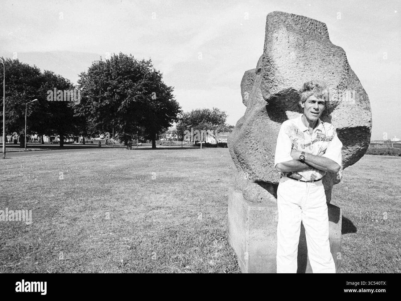 M. Wessel at the IJmuiden Park, IJmuiden, pays-Bas, 11-08-1997 Whizgle News, Dutch Desk, pays-Bas, 1950-2000 Un homme se tient confiant à côté d'une grande sculpture abstraite en pierre dans un parc, encadré par des arbres et un chemin tranquille. Sa tenue décontractée contraste avec la texture robuste du monument, créant une interaction visuelle saisissante entre la présence humaine et la forme artistique. Banque D'Images M. Wessel at the IJmuiden Park, IJmuiden, pays-Bas, 11-08-1997 Whizgle News, Dutch Desk, pays-Bas, 1950-2000 Un homme se tient confiant à côté d'une grande sculpture abstraite en pierre dans un parc, encadré par des arbres et un chemin tranquille. Sa tenue décontractée contraste avec la texture robuste du monument, créant une interaction visuelle saisissante entre la présence humaine et la forme artistique. Banque D'Images