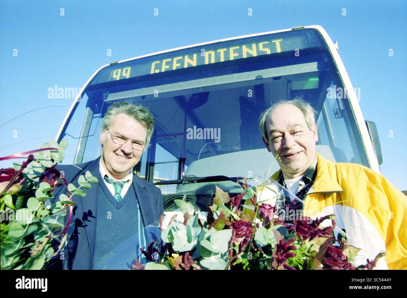 Chauffeurs de bus en relation avec un accident à Haarlem, Haarlem, pays-Bas, 10-11-1999 Whizgle News, Dutch Desk, pays-Bas, 1950-2000 deux hommes souriants se tiennent devant un bus, chacun tenant des bouquets de fleurs. Le tableau d'affichage du bus indique le numéro 199 et l'atmosphère semble festive. Banque D'Images