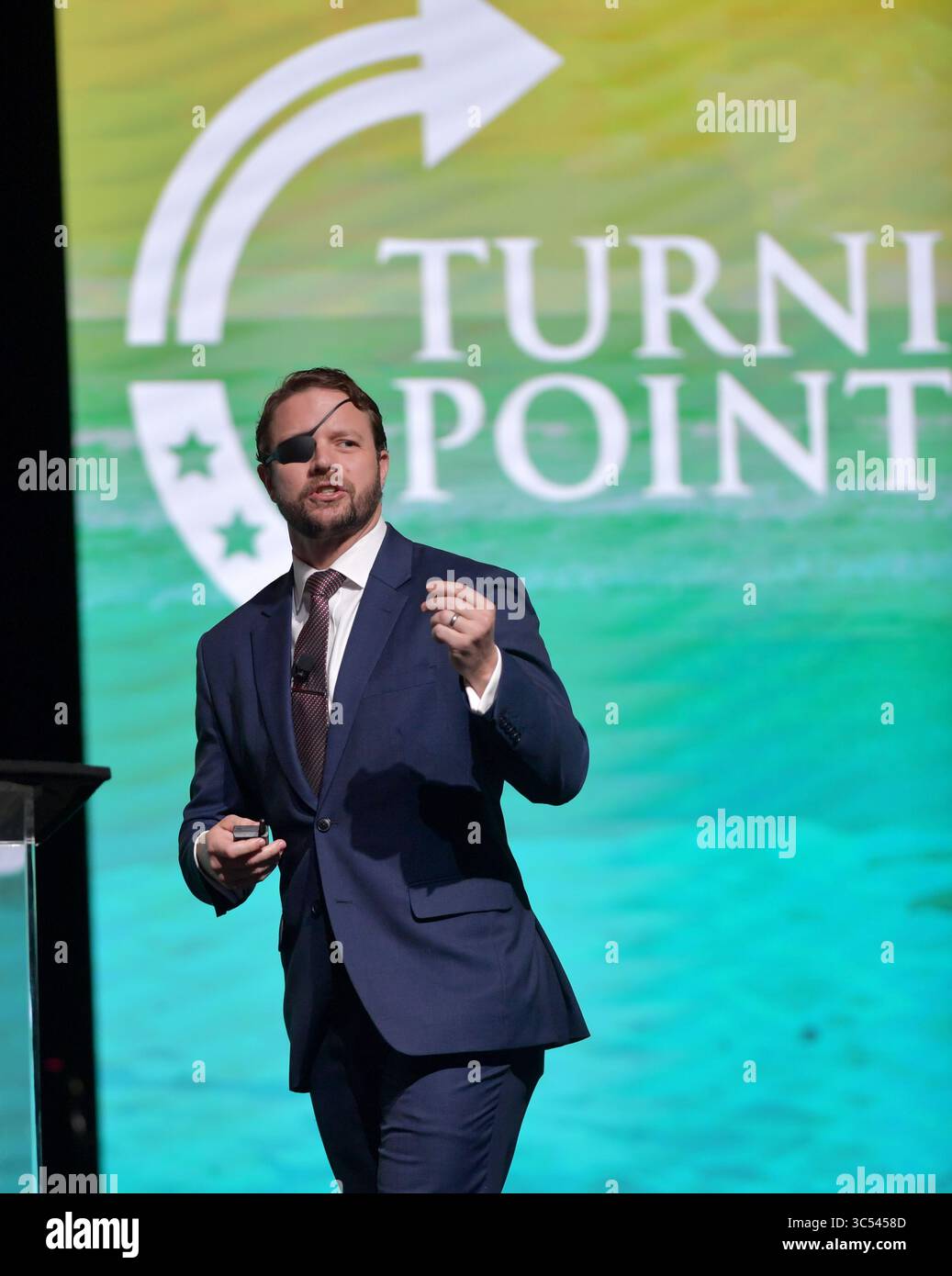 21 décembre 2019, West Palm Beach, Floride, États-Unis d'Amérique : WEST PALM BEACH, FL - 21 DÉCEMBRE : Dan Crenshaw prend la parole au Turning point USA Student action Summit 2019 - jour 3 au Palm Beach County Convention Center. Daniel Reed Crenshaw est un homme politique américain et ancien officier DU SEAL DE la marine des États-Unis servant à la Chambre des représentants des États-Unis pour le 2e district du Congrès du Texas depuis 2019. Membre du Parti républicain, il a été élu en mi-mandat 2018 le 20 décembre 2019 à West Palm Beach, Floride....personnes : Dan Crenshaw (image crédit : © SMG via ZUMA Wi Banque D'Images