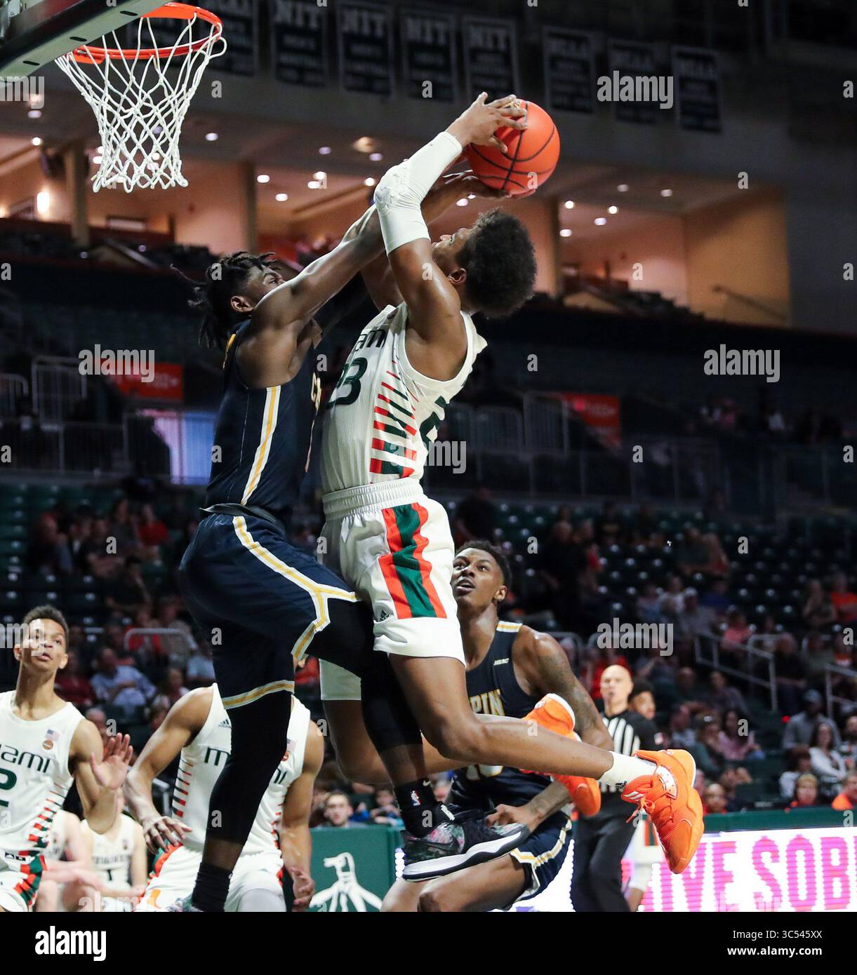 21 décembre 2019 : le garde des Hurricanes de Miami Kameron McGusty (23 ans) va au panier contre le garde des Eagles de Coppin State Ibn Williams (1 an) lors du match de basket-ball masculin de la NCAA au Watsco Center à Coral Gables, en Floride. Miami a gagné 91-60. Mario Houben/CSM(image de crédit : &copy ; Mario Houben/CSM via ZUMA Wire) Banque D'Images