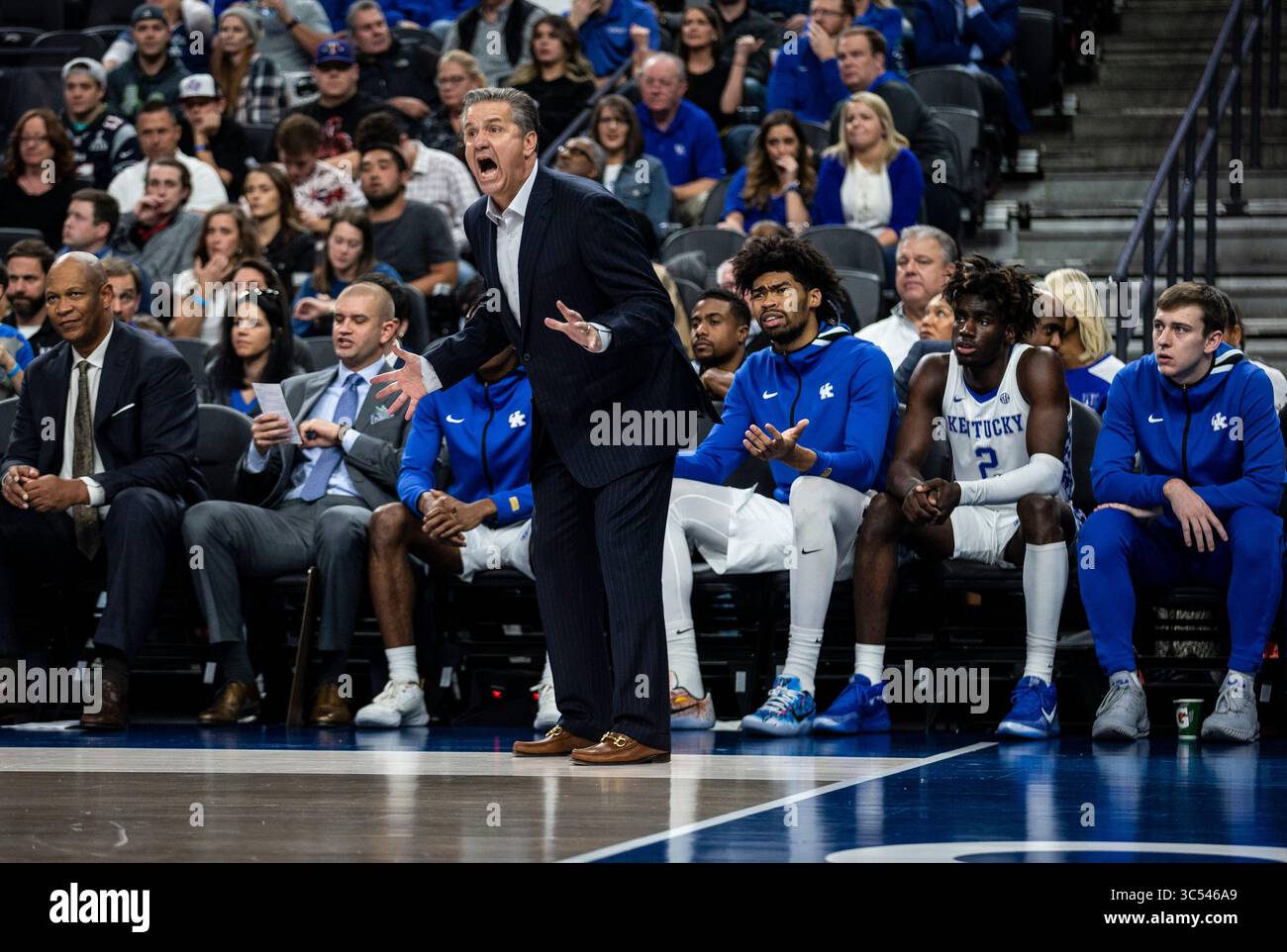 21 décembre 2019 Las Vegas, NV U.S.A. L'entraîneur-chef des Kentucky Wildcats John Calipari sur le terrain lors de la NCAA MenÕs Basketball CBS Sports Classic entre les Ohio State Buckeyes et les Kentucky Wildcats 65-71 perdus au T-Mobile Arena Las Vegas, NV. Thurman James / CSM(image de crédit : &copy ; Thurman James/CSM via ZUMA Wire) Banque D'Images