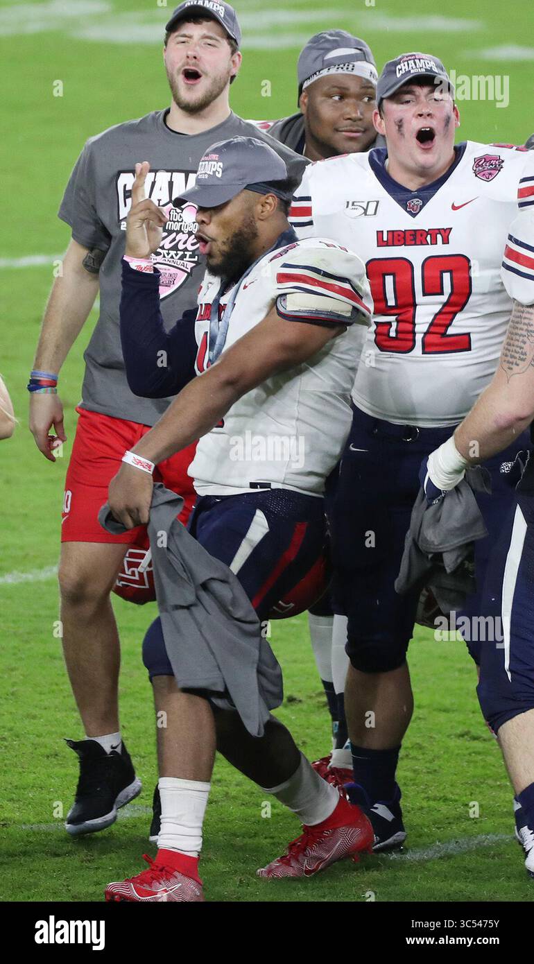 21 décembre 2019, Orlando, FL, États-Unis : Jessie Lemonier, MVP du Cure Bowl, au milieu, célèbre avec ses coéquipiers après une victoire de 23-16 contre Georgia Southern dans le Cure Bowl au stade Exploria à Orlando, Floride, le samedi 21 décembre 2019. (Crédit image : © TNS via ZUMA Wire) Banque D'Images