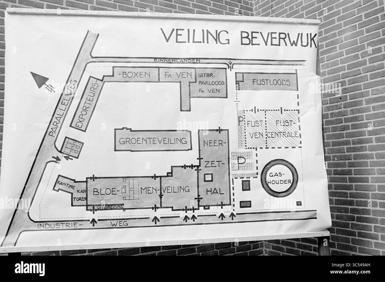 Appel d'offres pour une vente aux enchères à Beverwijk Whizgle News, Dutch Desk, pays-Bas, 1950-2000 Un plan détaillé d'un marché ou d'un site de vente aux enchères, mettant en évidence diverses sections telles que le Groentveiling (vente aux légumes) et le Bloemenveiling (vente aux fleurs), ainsi que des allées, des bâtiments et des zones désignées pour le stationnement et les installations. Banque D'Images
