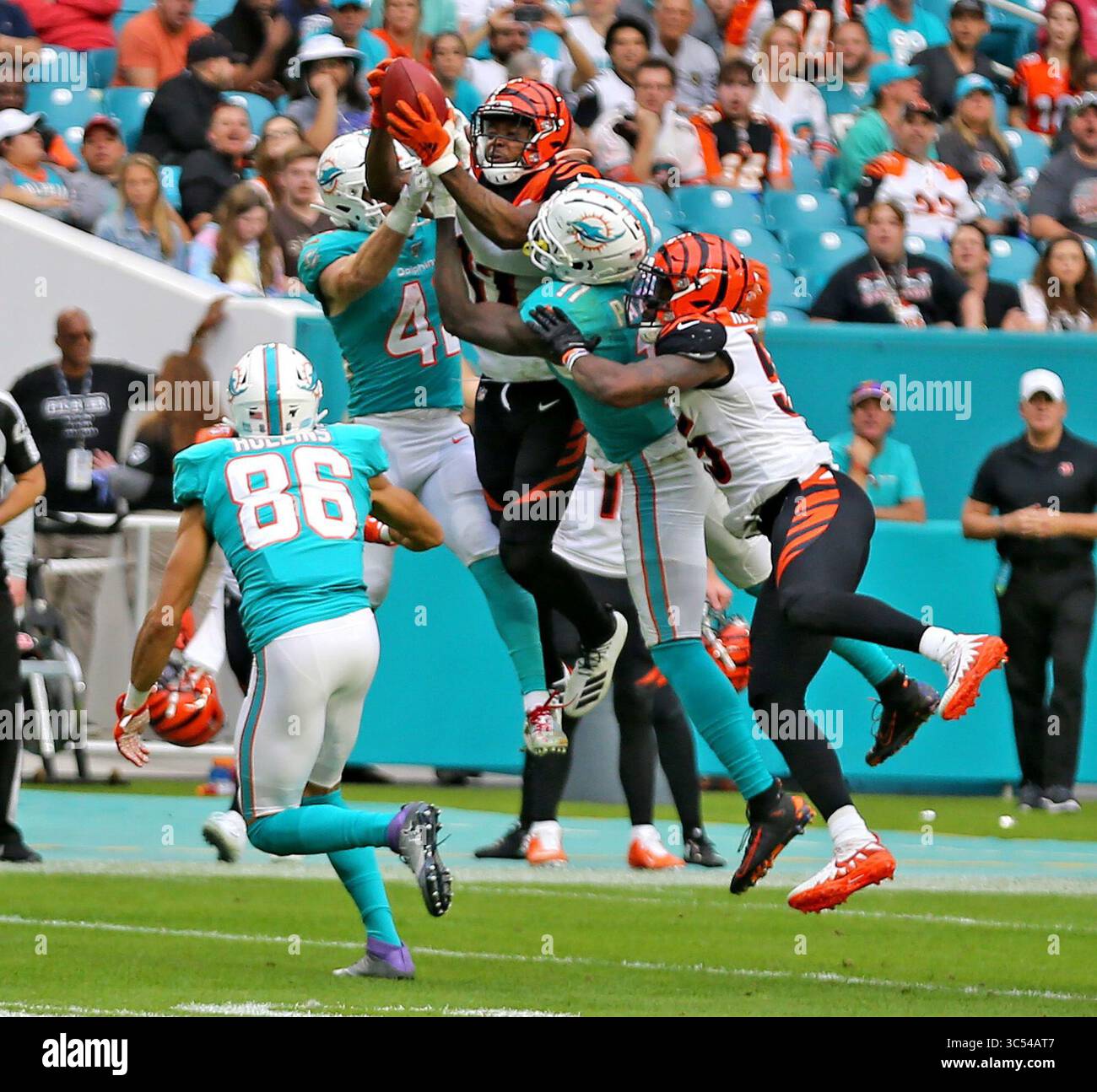 22 décembre 2019, Miami, FL, États-Unis : DeVante Parker (11 ans), le récepteur des Miami Dolphins Wide, se bat avec Stanley Morgan (17 ans) des Cincinnati Bengals alors qu'il récupère le coup de pied pour aider à mettre le match en prolongation le dimanche 22 décembre 2019 au Hard Rock Stadium de Miami Gardens, Floride (crédit image : © TNS via ZUMA Wire) Banque D'Images