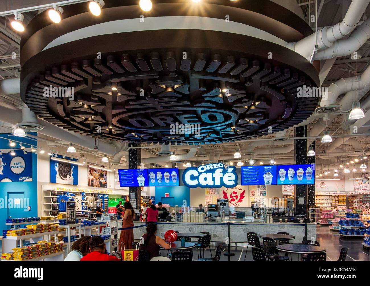 East Rutherford, NJ - US - 26 juillet 2025 à l'intérieur du vibrant Oreo Cafe d'American Dream Mall, un grand plafonnier Oreo illumine les clients en profitant de tr Banque D'Images