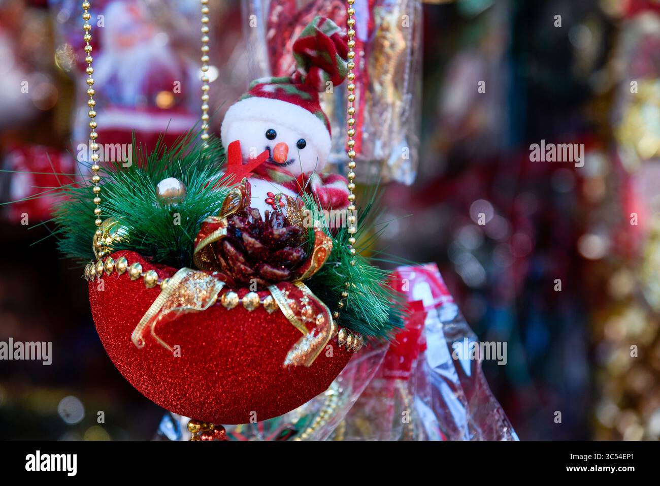 23 décembre 2019, Guwahati, Assam, Inde : articles de Noël dans un magasin avant Noël. (Crédit image : © David Talukdar/ZUMA Wire) Banque D'Images